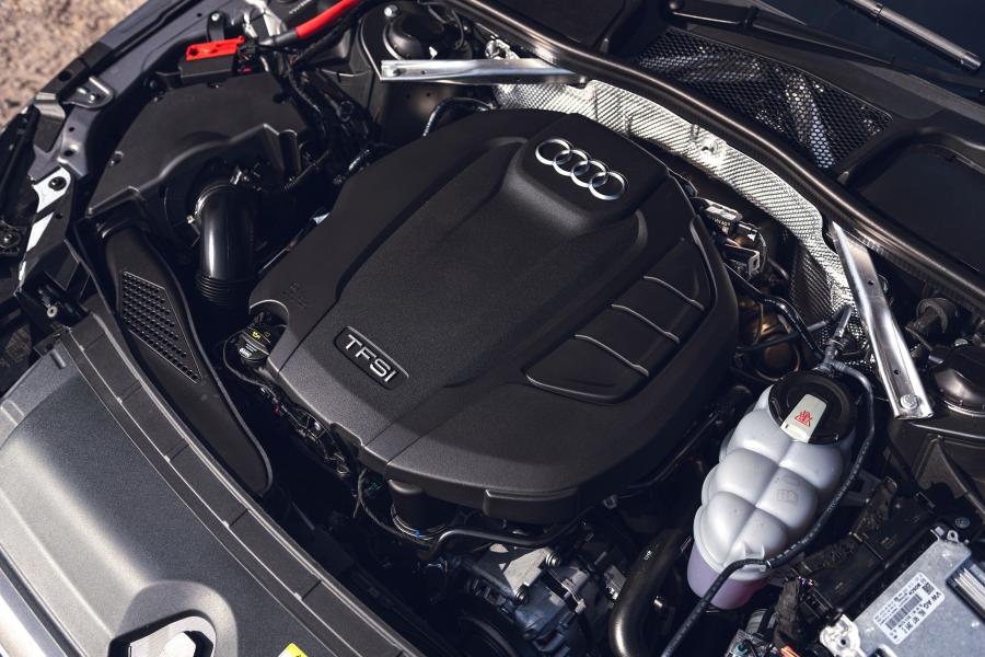 Моторный отсек Audi A4 35 TFSI Sport (B9) 2019 года  (UK) (фото 6 из 21)